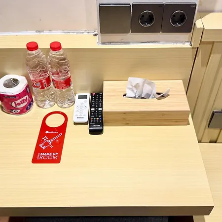 Reddoorz Plus Near Alun Alun Selatan 2-2